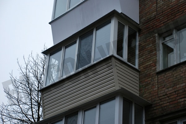 Остекление балкона с выносом и внешней отделкой