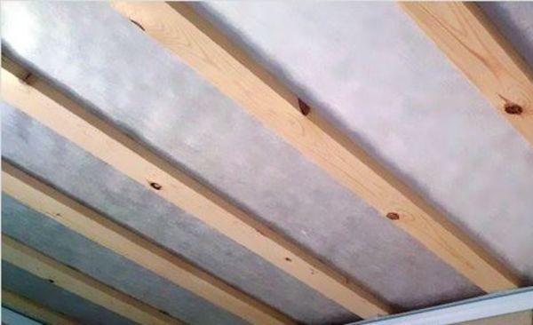 Монтаж обрешётки на потолок из деревянного бруса  50 х 25