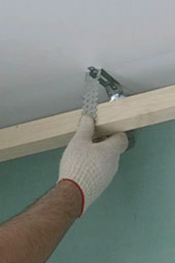 Монтаж обрешётки на потолок из деревянного бруса  50 х 50