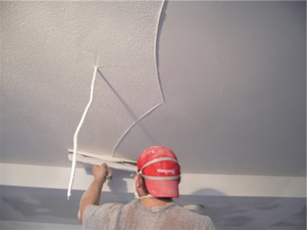 Отделка потолка гипсокартоном с оштукатуриванием  и окраской