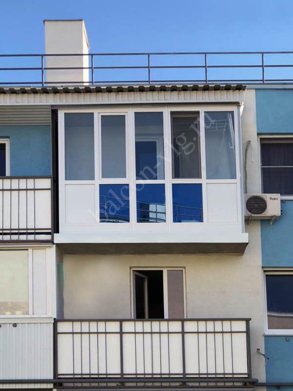 Остекление балкона француз с внутренней отделкой