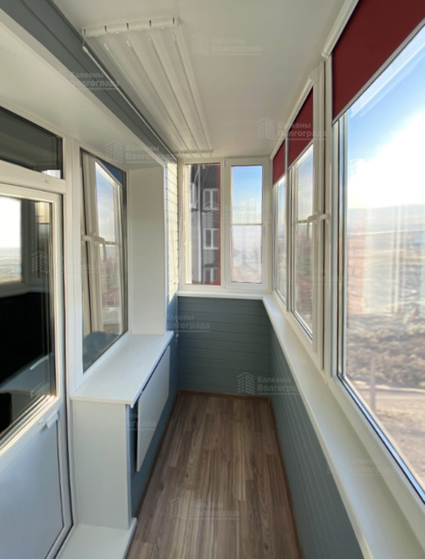 Отделка балкона ПВХ панелями, встроенный шкаф, рулонные шторы
