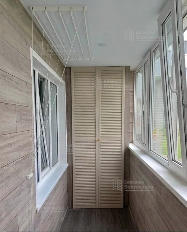 Ремонт балкона под ключ с отделкой ламинатом + шкаф