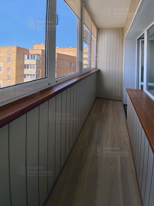Ремонт балкона с остеклением и отделкой ламинированными панелями