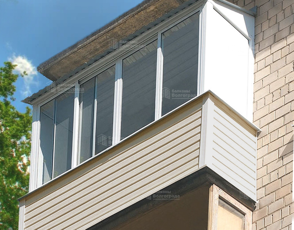 Остекление балкона раздвижными окнами с внешней отделкой
